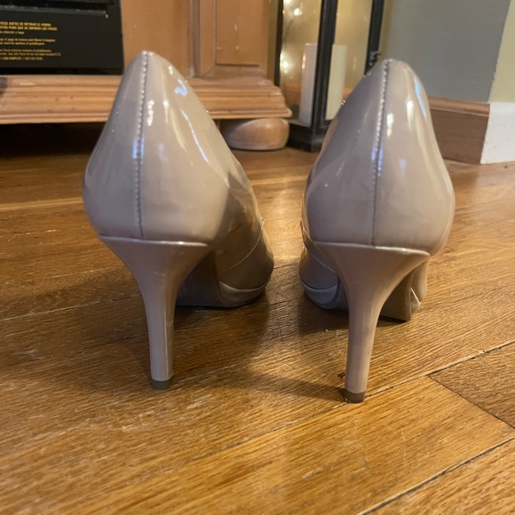 Women's Rainaa Peep Toe Platform Stiletto Dress Pumps in shiny nude - Picture 8 of 9